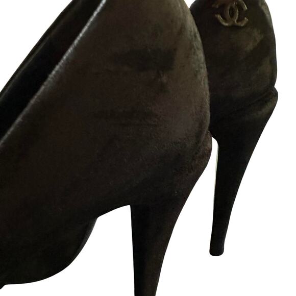 Authentic Chanel suede and patent pump with logo - Picture 4 of 7